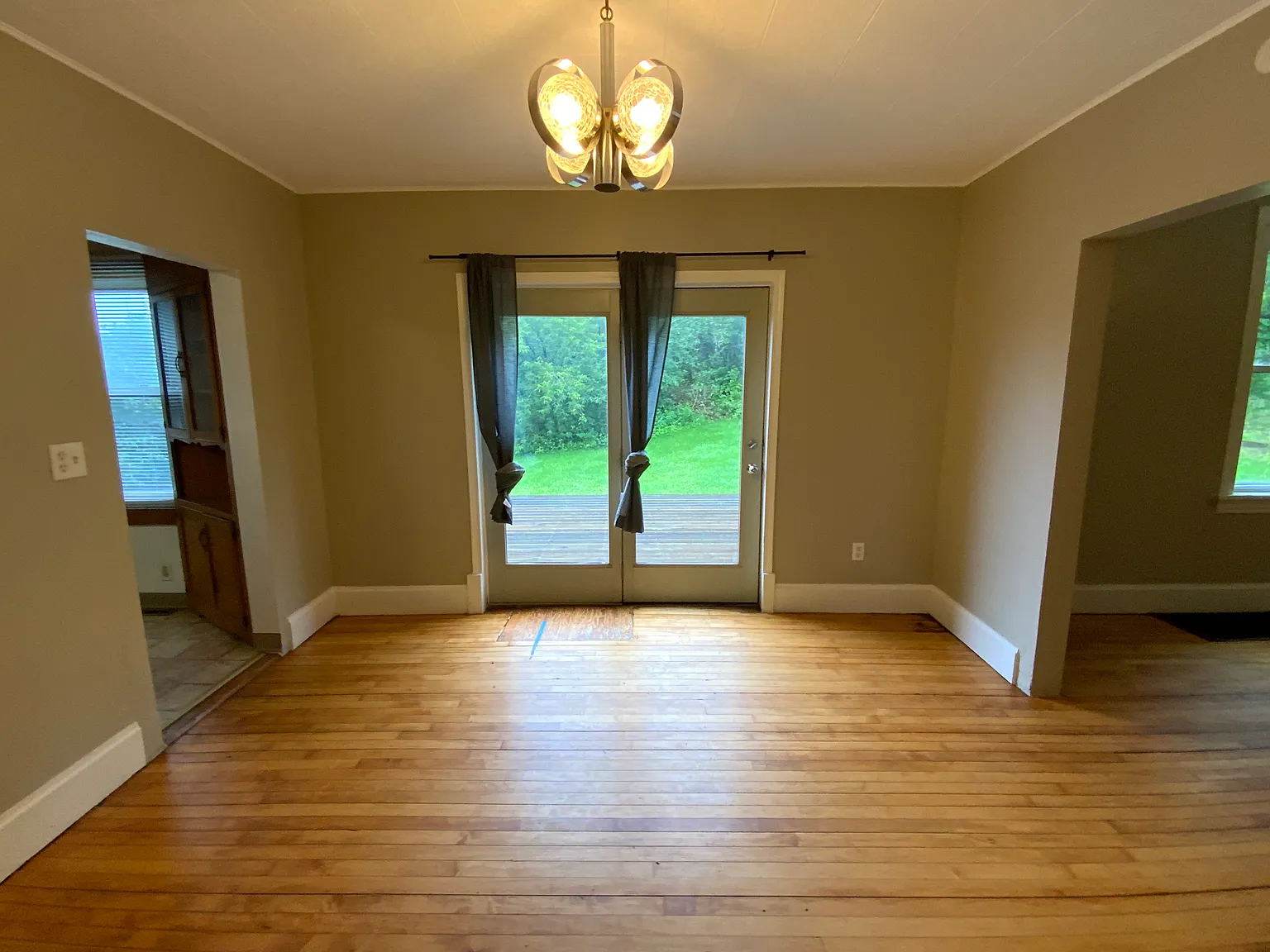 2 bed, 1.0 bath, $1,100 — Photo 2
