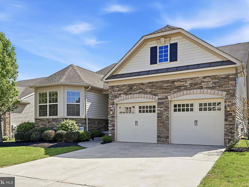 1st image of 6 Leonardo Ln