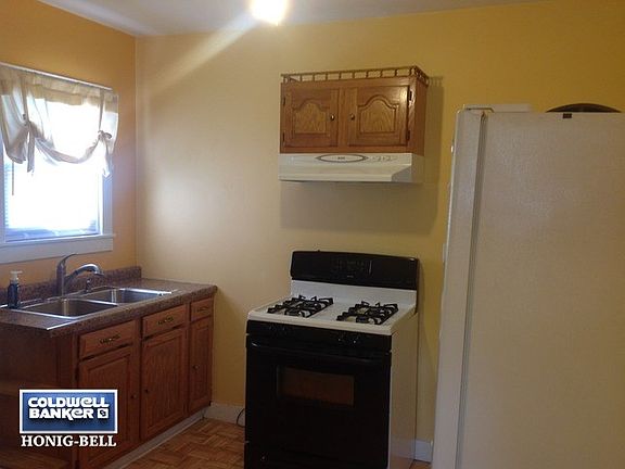 4th image of 865 E Division St