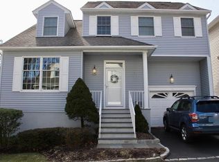 15 Lakeside Dr, Valhalla, NY