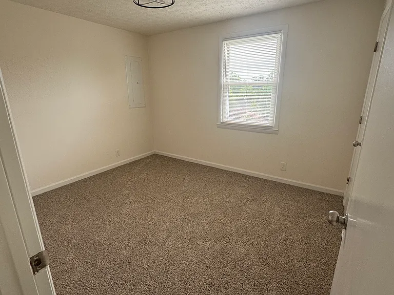 612 Ashmont Ct — Photo 16
