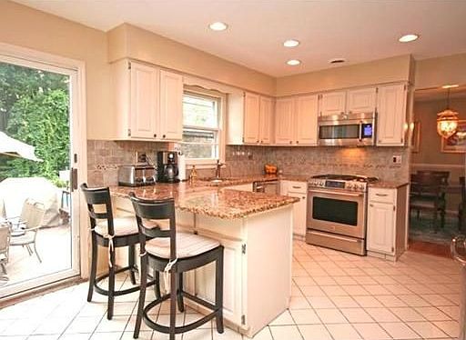 3rd image of 19 Cranford Dr