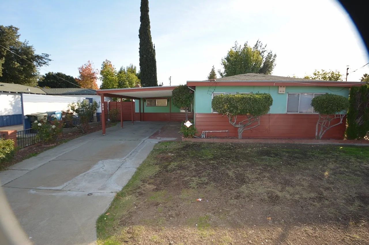 320 E Tregallas Rd photo 1