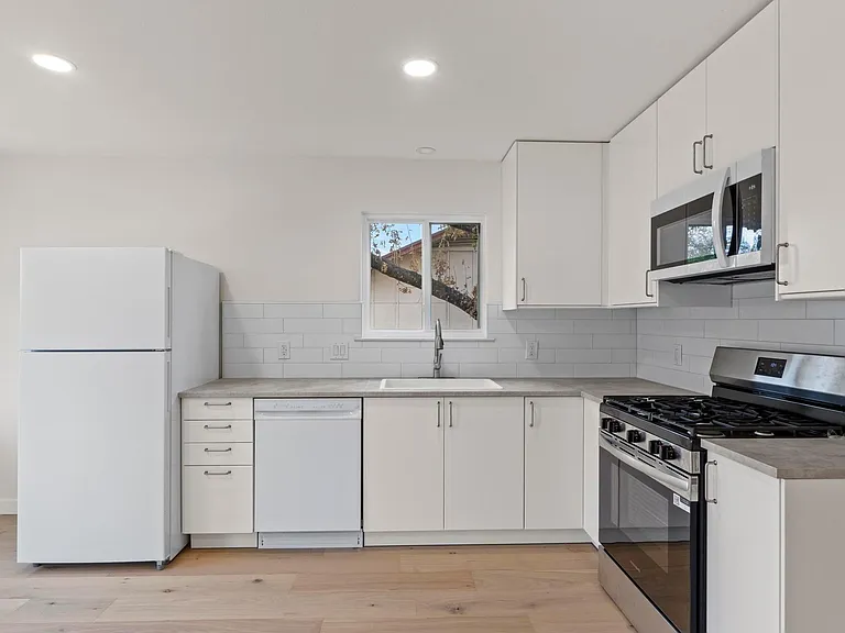 902 Warrington Dr — Photo 8