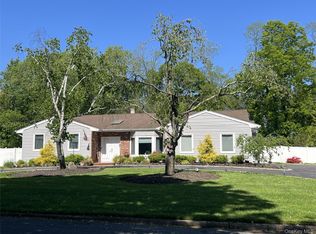 10 Bonaire Dr, Dix Hills, NY 11746