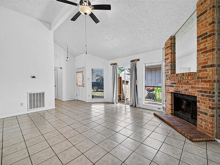4632 Greenwood Dr — Photo 6