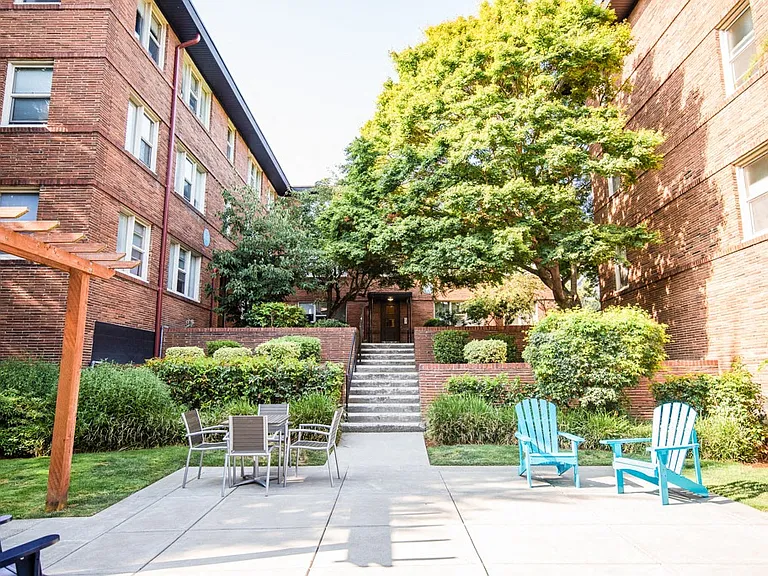 Seattle Apartments - Cadence Apartments - Common Patio