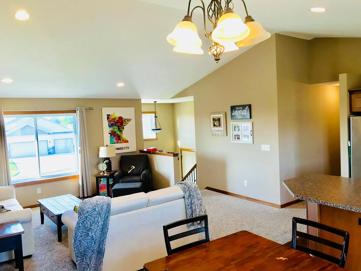 4 bed, 2212 sqft, $2,400 — Photo 3