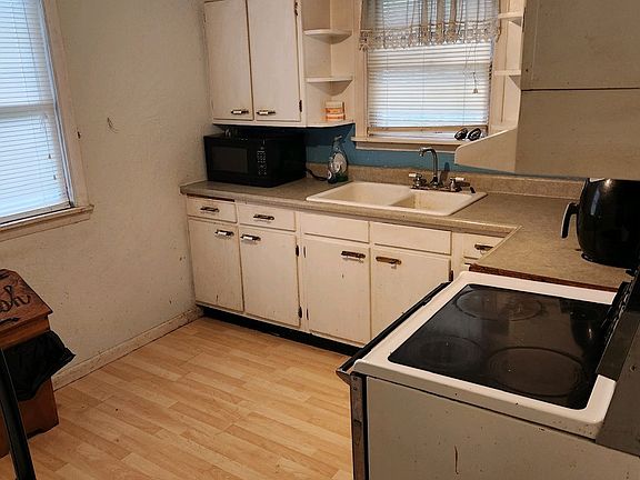 4th image of 228 E 7th St