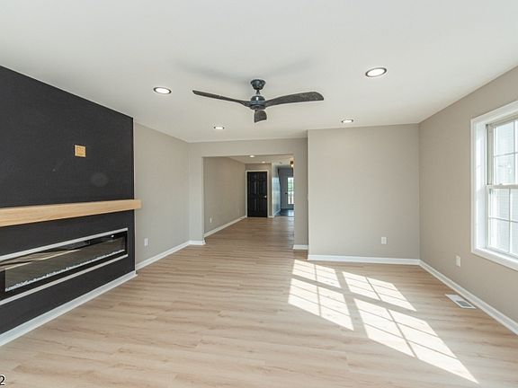 3rd image of 42B Roosevelt St