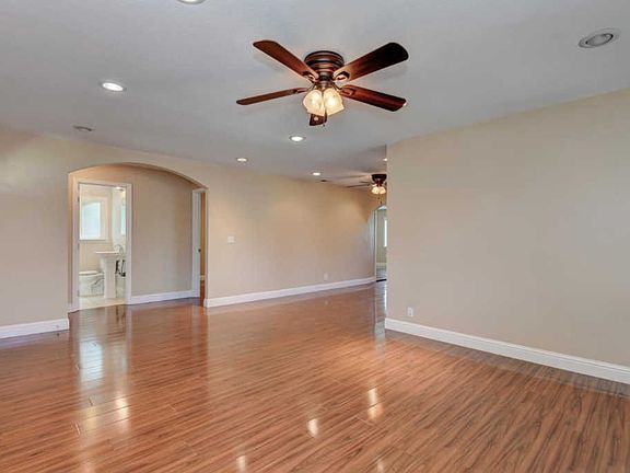 5th image of 555 Menker Ave