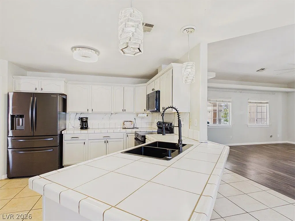 3 bed, 2.0 bath, 1685 sqft, $2,100 — Photo 4