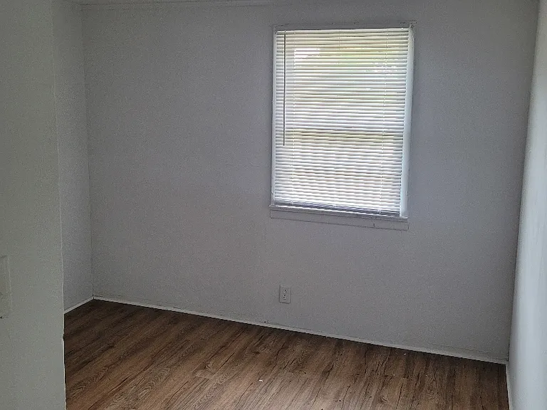 429 SE Railroad St — Photo 5