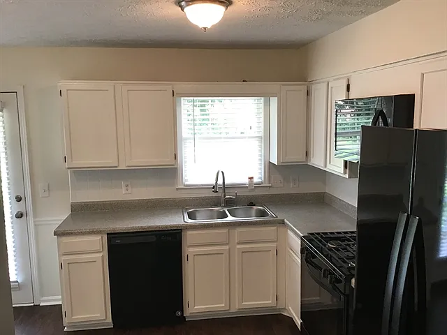 4 bed, 2.5 bath, 1676 sqft, $2,225 — Photo 2