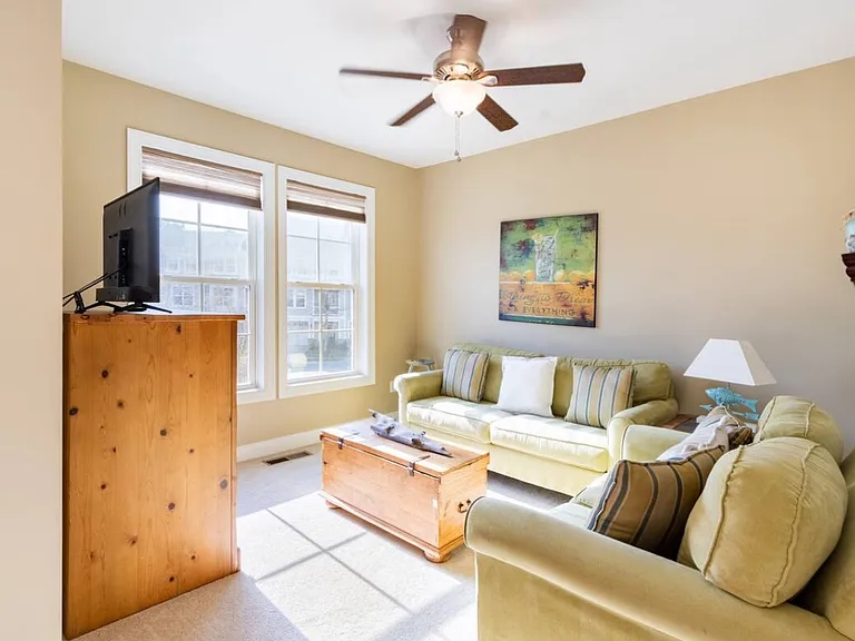 21235 Catalina Cir — Photo 3