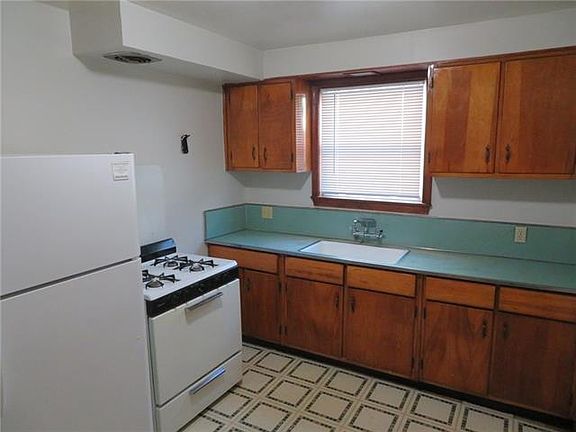3rd image of 405 Shrewsbury Ct #1