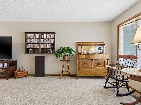 4th image of 1079 S Pointe Dr