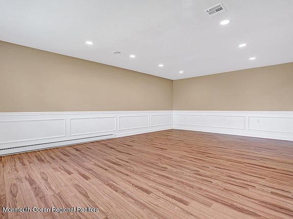 3rd image of 410B Portsmouth Dr #1002