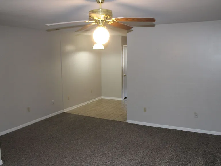 439 N Magnolia St — Photo 2