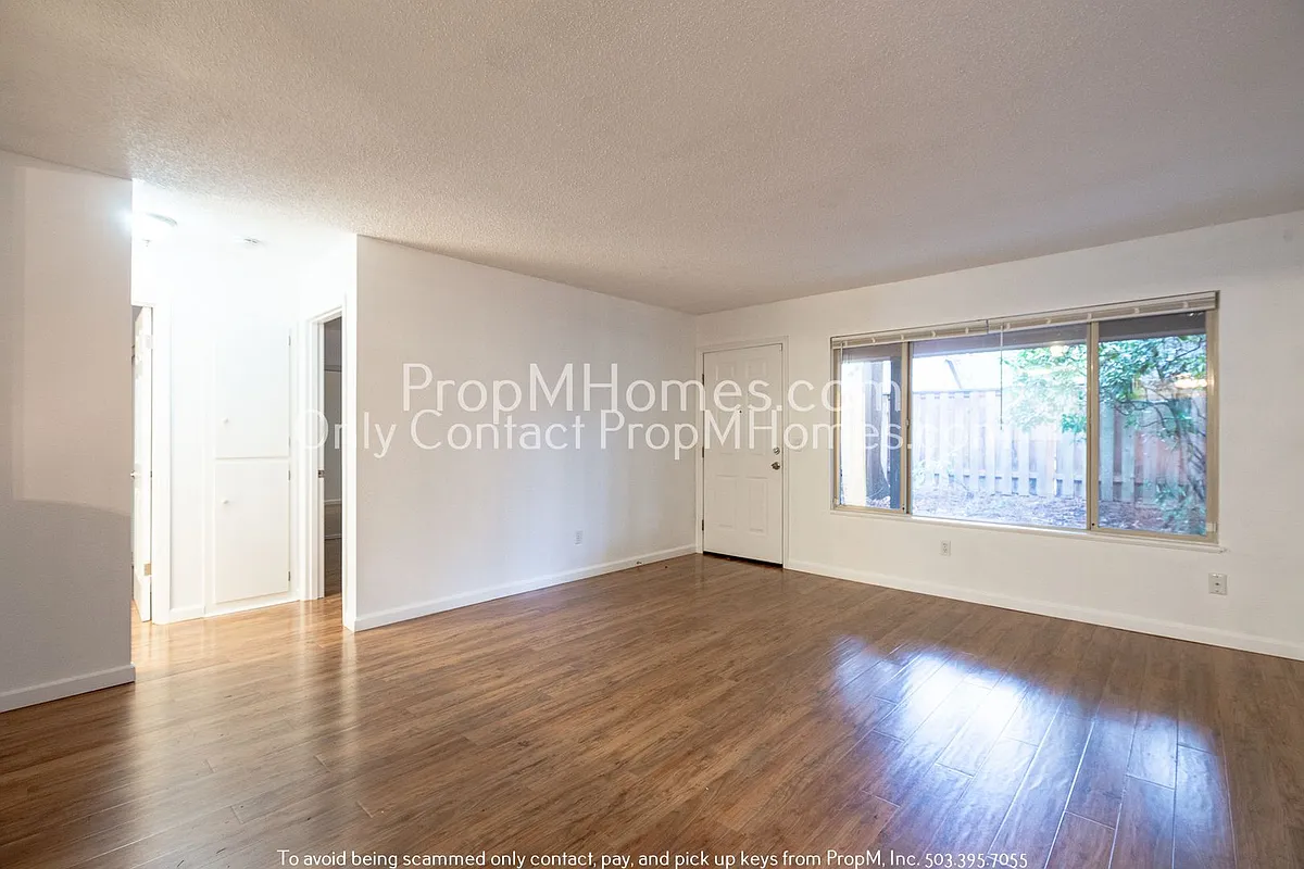 Building Photo - 402 NE 63rd Ave