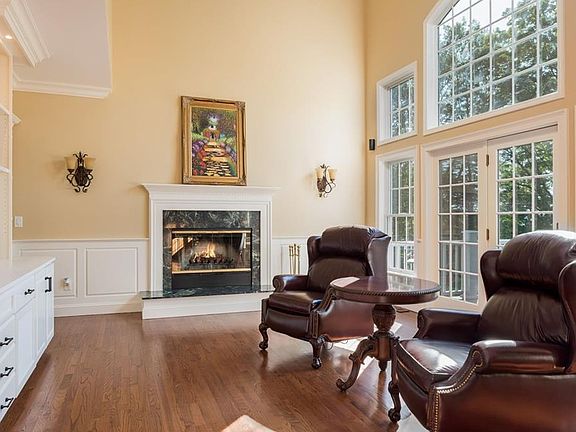 3rd image of 8 Arrowcrest Dr