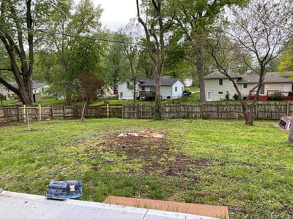 5th image of 308 Belmont St