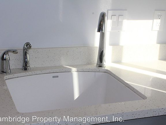 4th image of 887 Laurel Ave