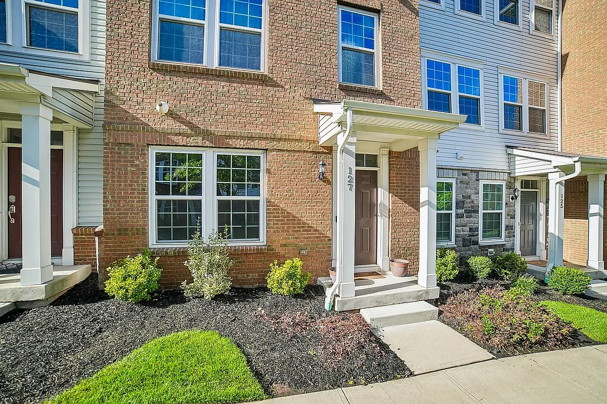 3 bed, 2.5 bath, 1935 sqft, $4,500 — Photo 1