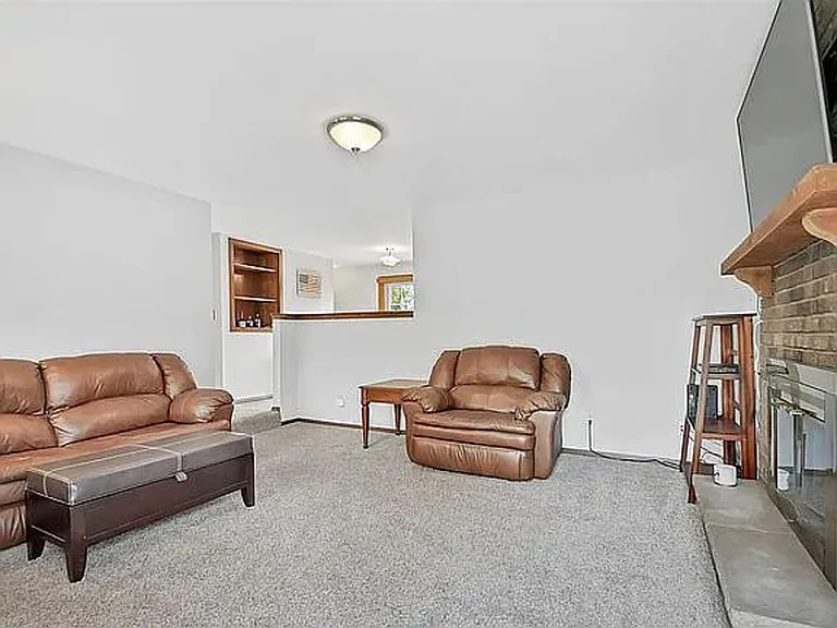 2217 Barberry Ln — Photo 9