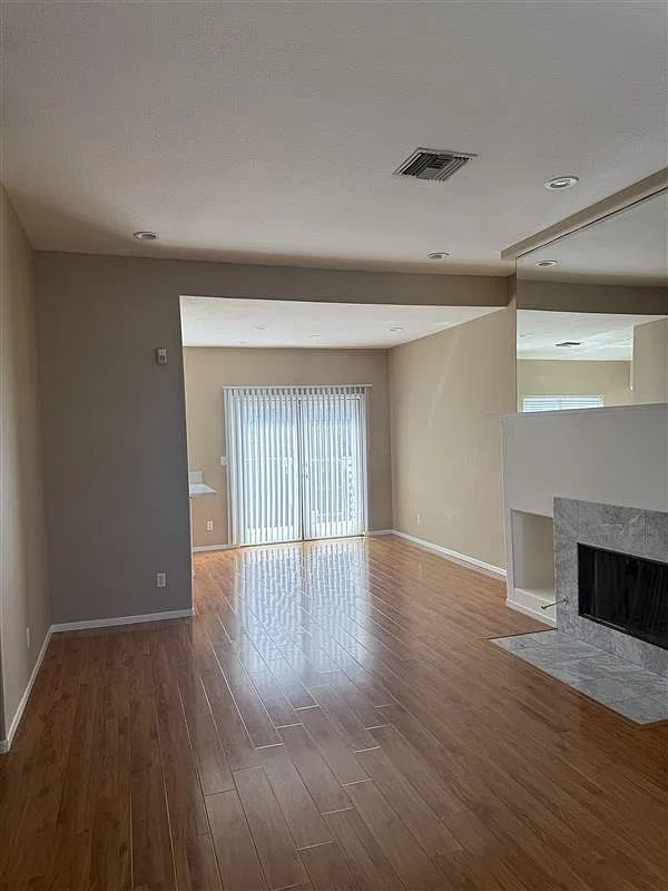 2 bed, 2.5 bath, 1275 sqft, $3,750 — Photo 2