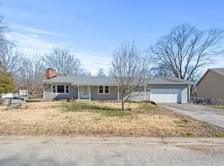 105 Highland Dr, Smithville, MO 64089