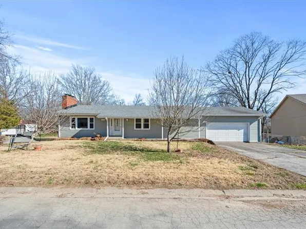 105 Highland Dr, Smithville, MO 64089