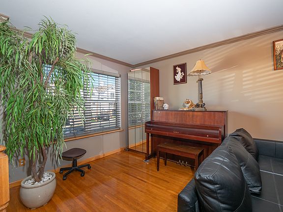 5th image of 126 Winham Ave