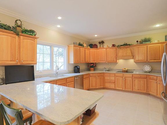 4th image of 15941 Oak Park Ct