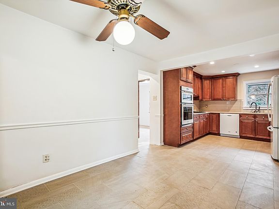 4th image of 11002 Oakwood Dr