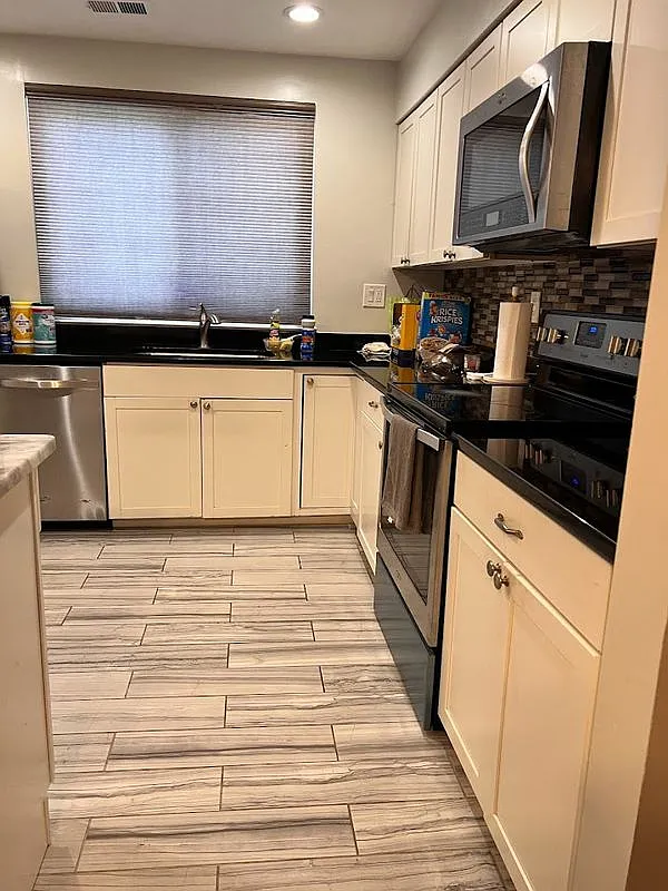 3 bed, 2.5 bath, 1320 sqft, $3,000 — Photo 3