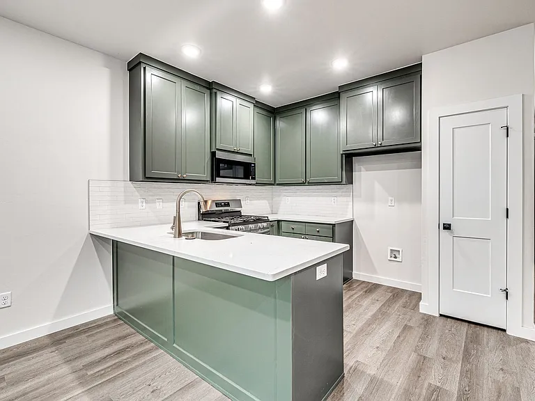 616 W 2nd St #100 — Photo 14