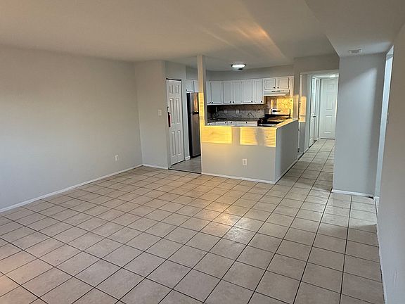 3rd image of 5929 Keystone St #4