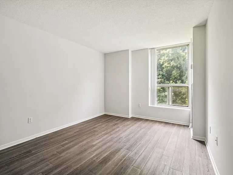2121 Rathburn Rd E — Photo 9