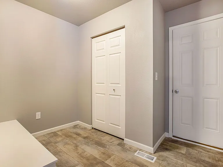 2401 Richardson Ct — Photo 9