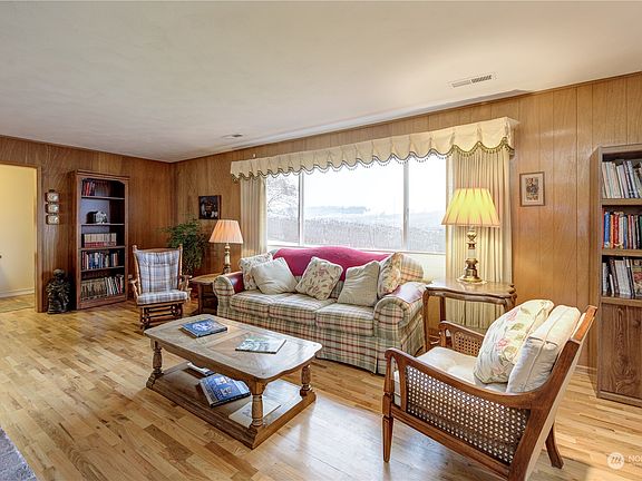 4th image of 2501 8th Street SE
