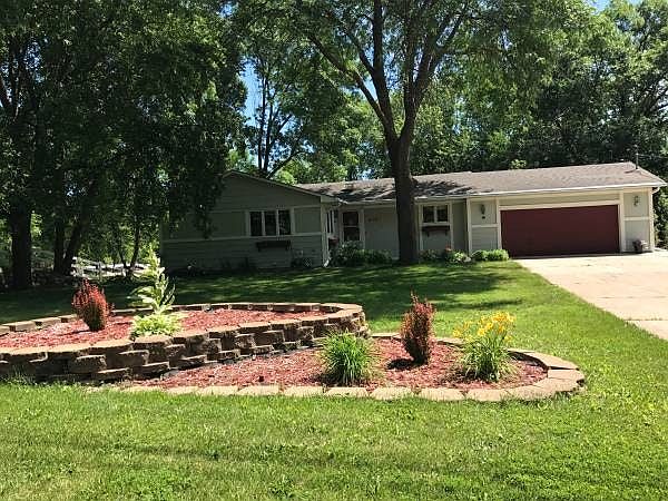1st image of 410 Queensland Ln N
