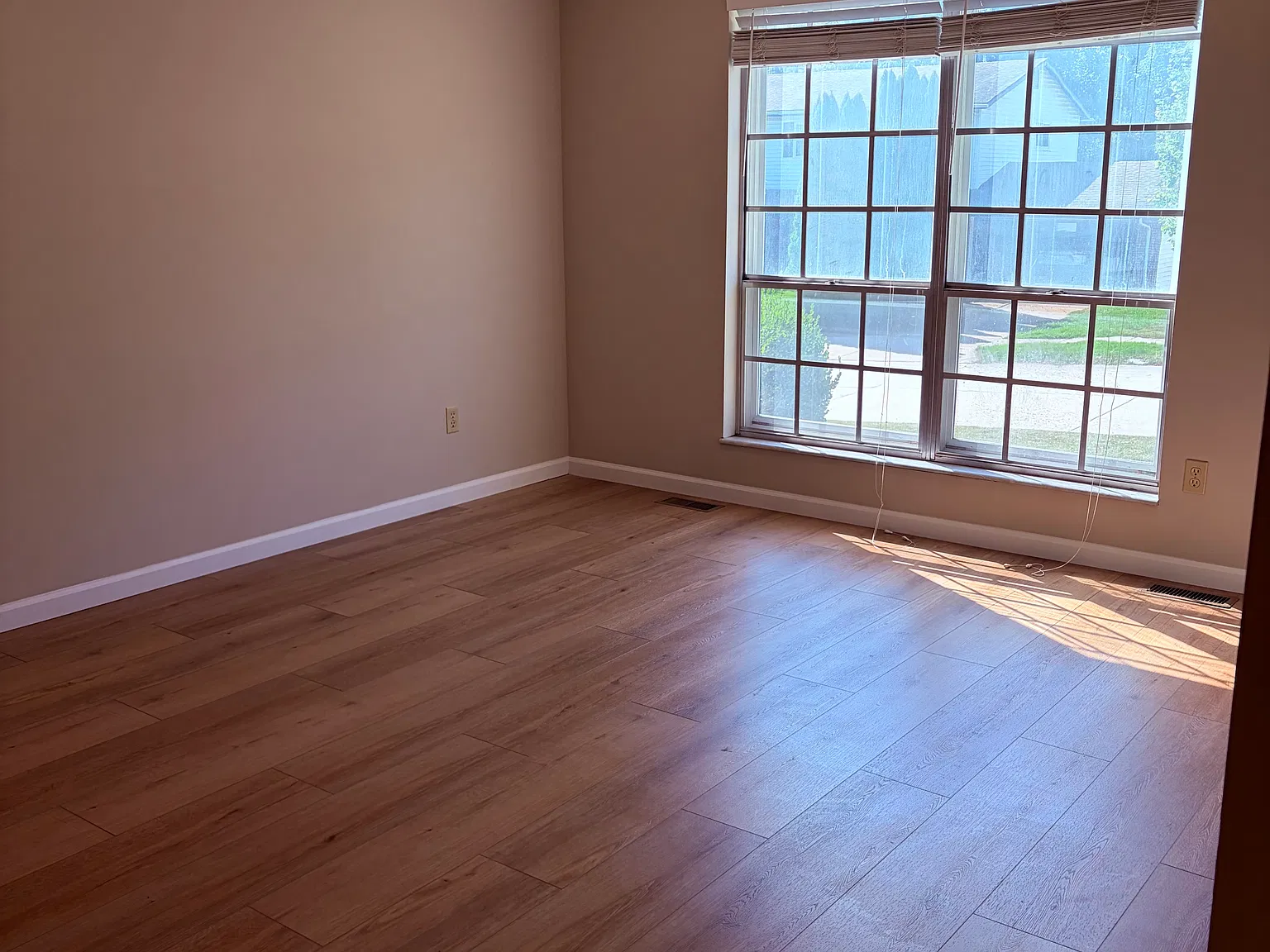 3 bed, 2.5 bath, 2750 sqft, $3,100 — Photo 3