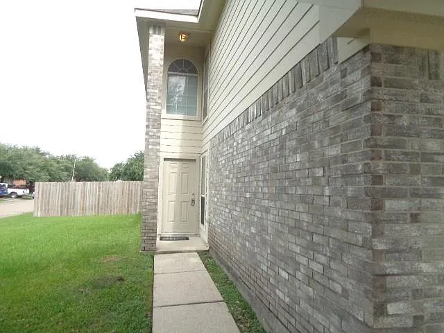 3 bed, 2.5 bath, 2180 sqft, $1,995 — Photo 2