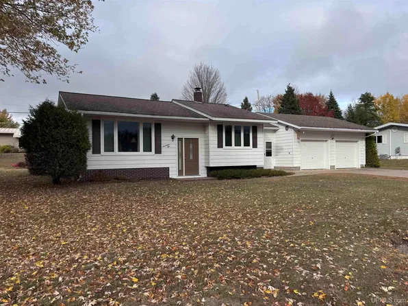 1710 Southwood Dr, Ishpeming, MI 49849