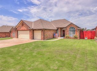 10533 Applegrove Cir, Midwest City, OK 73130