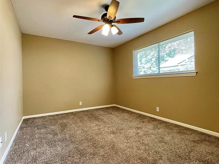 241 Crestwood St — Photo 4
