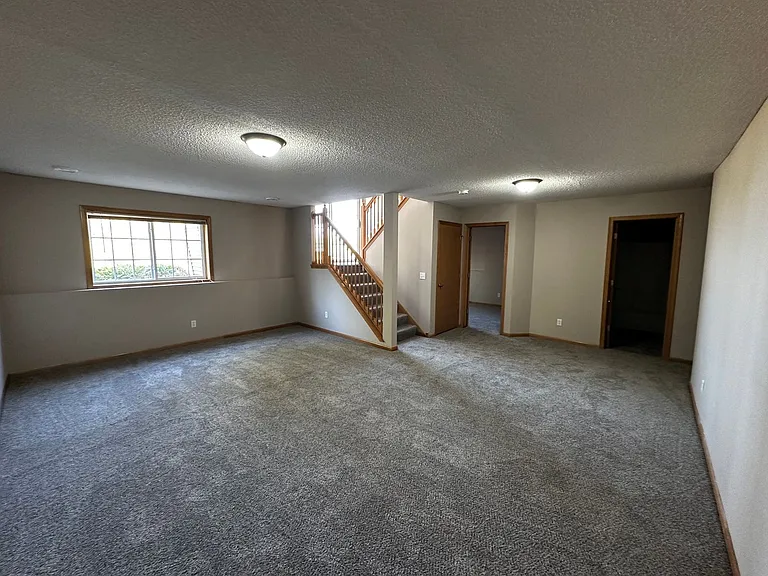 402 Creekside Dr — Photo 13
