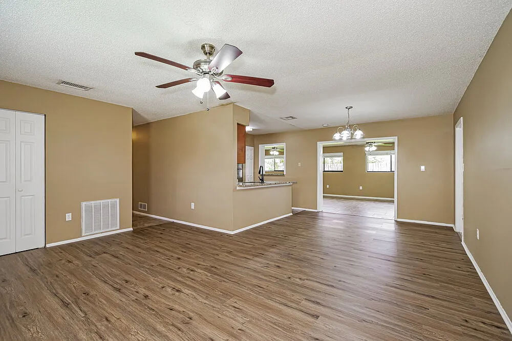 3 bed, 2.0 bath, 1392 sqft, $1,630 — Photo 4