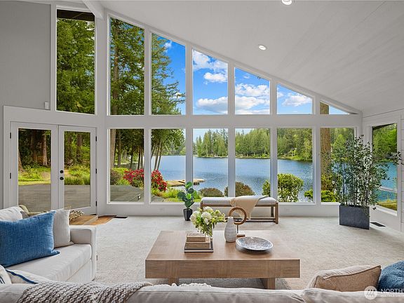 4th image of 1916 W Beaver Lake Drive SE